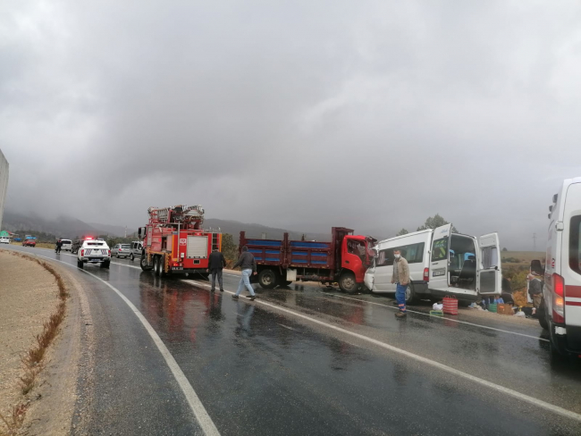 Tokat'ta yolcu minibüsü ile kamyon çarpıştı: 2 ölü, 13 yaralı