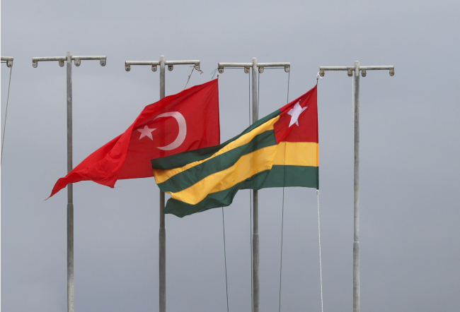 Erdoğan'ın ziyareti öncesi Lome caddeleri Türk bayraklarıyla donatıldı