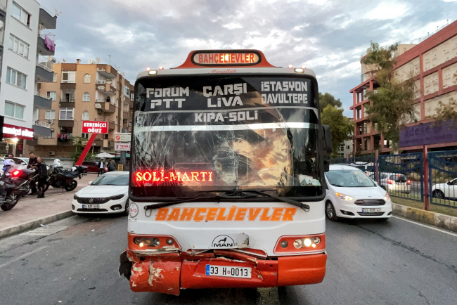 Mersin'de özel halk otobüsü ile minibüs çarpıştı: 20 yaralı