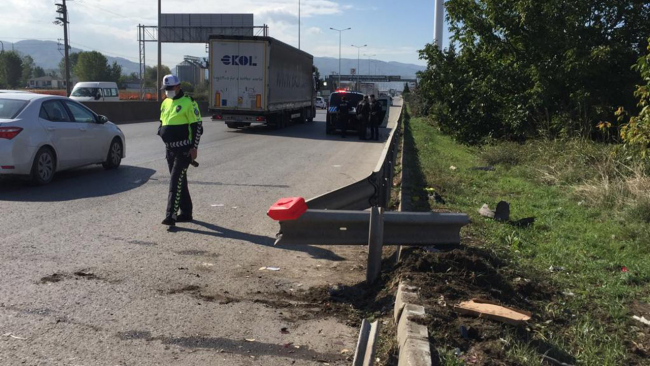Bariyerin saplandığı otomobildeki sürücü hayatını kaybetti