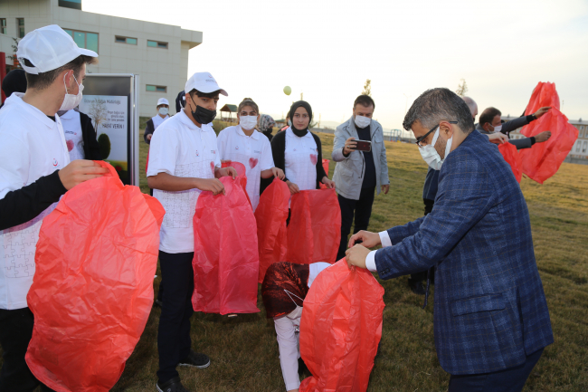 Organ bağışına dikkat çekmek için balonları gökyüzüne bıraktılar