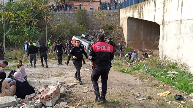 Kocaeli'de öğrenci servisi dere yatağına devrildi: 2 ölü, 20 yaralı