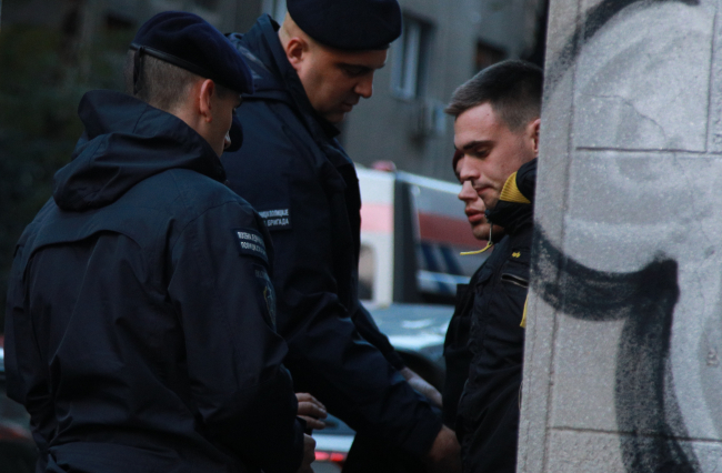 Sırbistan'da savaş suçlusu Mladic'in resmine yumurta atan kadın gözaltına alındı