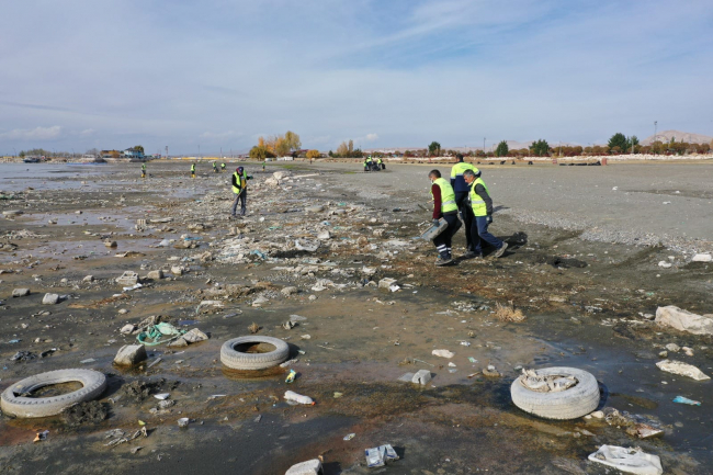 Van Gölü kıyısından 40 ton çöp toplandı