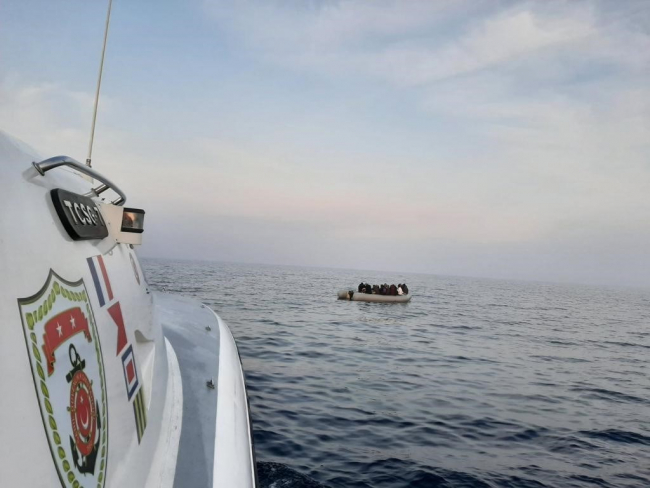 Türk kara sularına itilen 75 düzensiz göçmen kurtarıldı