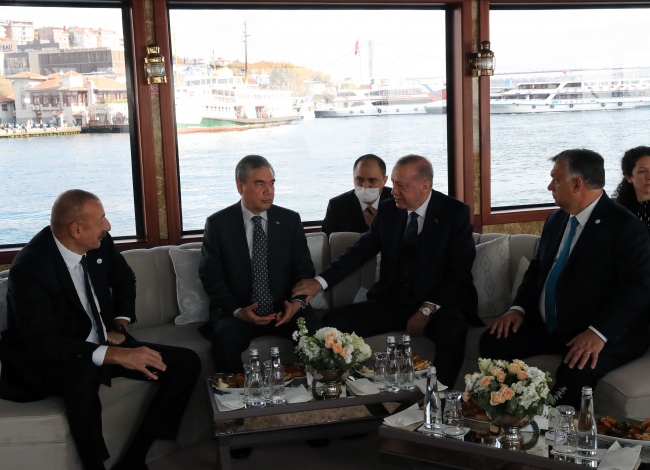 Erdoğan, Türk Konseyi zirvesi öncesi teknede liderlerle sohbet etti