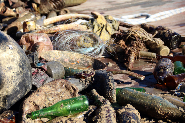 Antalya'da denizden klozet, süpürge, pantolon çıktı