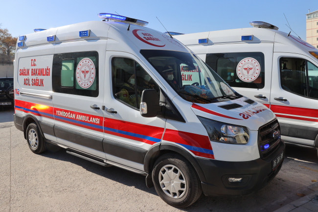 Yenidoğan ambulanslarıyla 20 bin bebek hayata tutundu