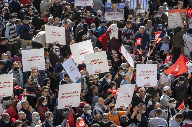 Tunuslular 'olağanüstü kararları' protesto etti