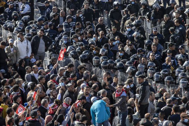 Tunuslular 'olağanüstü kararları' protesto etti