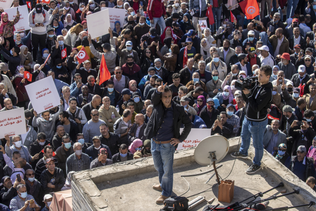 Tunuslular 'olağanüstü kararları' protesto etti