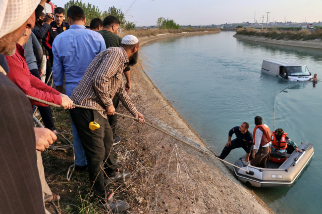 Sulama kanalına düşen minibüsteki karı-koca kurtarıldı