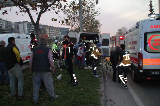 Bursa'da tarım işçilerini taşıyan minibüs direğe çarptı: 13 yaralı