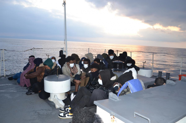 İzmir ve Aydın açıklarında 308 düzensiz göçmen kurtarıldı