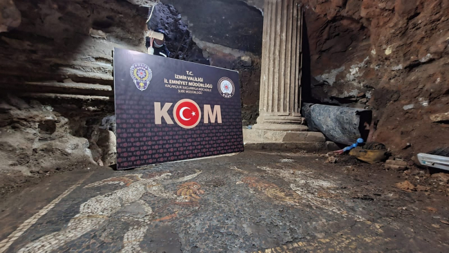 İzmir'de 2700 yıllık iki mozaik bulundu