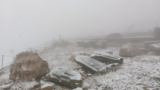 Nemrut Dağı’na mevsimin ilk karı düştü