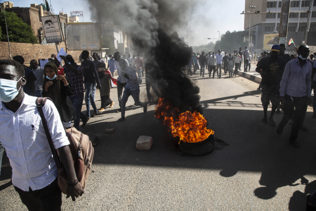 Sudan polisinden Cumhurbaşkanlığına yürümek isteyen göstericilere müdahale
