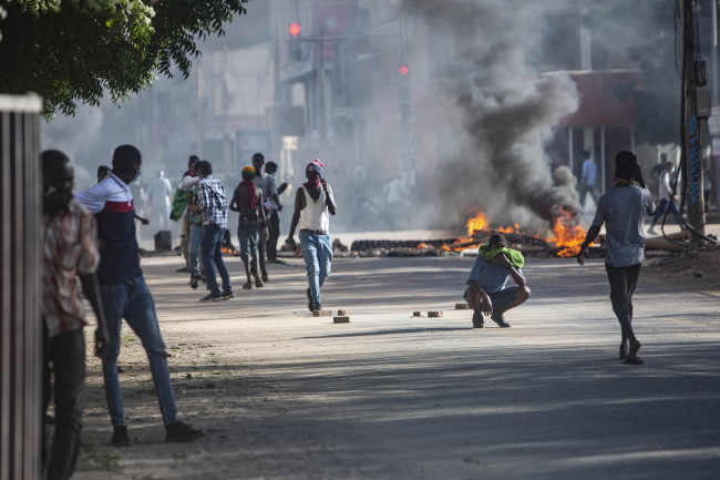 Sudan polisinden Cumhurbaşkanlığına yürümek isteyen göstericilere müdahale