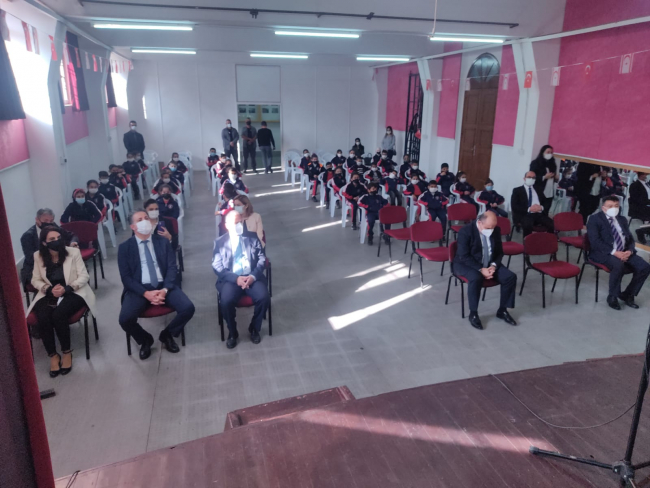 Türkiye'nin KKTC'ye gönderdiği tabletlerin dağıtımı başladı