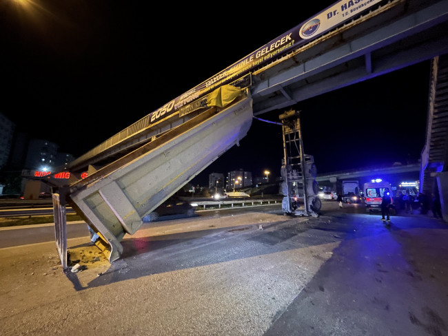 Tırın açılan dorsesi üst geçide çarptı