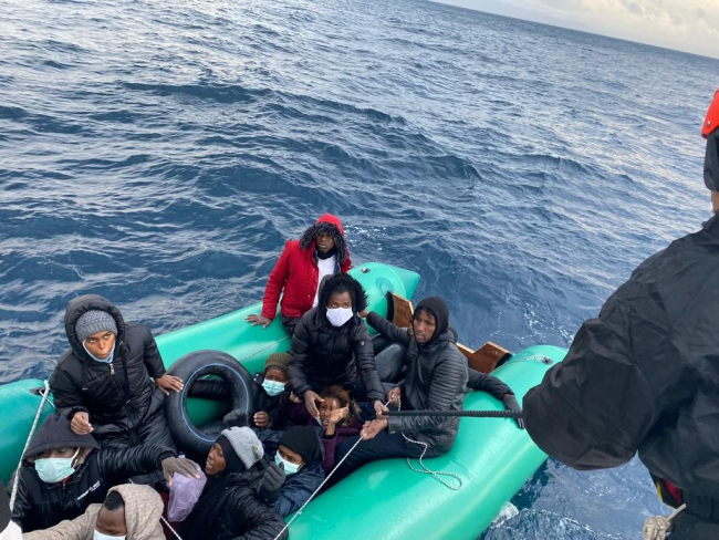 Türk kara sularına itilen 61 düzensiz göçmen kurtarıldı