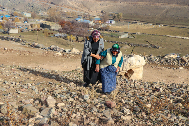 Cep telefonuyla konuşmak için dağa çıkıyorlar