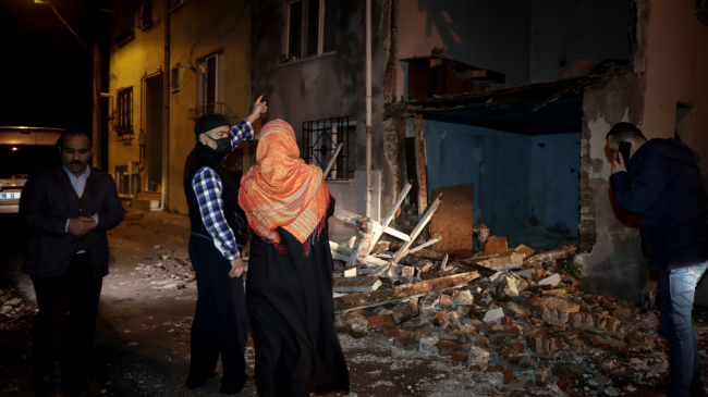 Bursa'da şiddetli lodos: Çatılar uçtu, ağaçlar devrildi