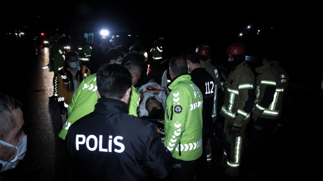 Bursa'da tır ile otomobil çarpıştı: 3 yaralı