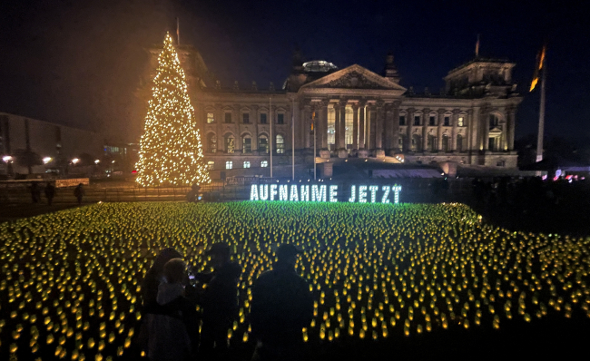 Sınırındaki göçmenler için Alman Meclisi önünde binlerce mum yakıldı