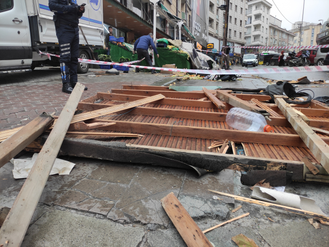 İstanbul'u fırtına vurdu: 4 kişi hayatını kaybetti