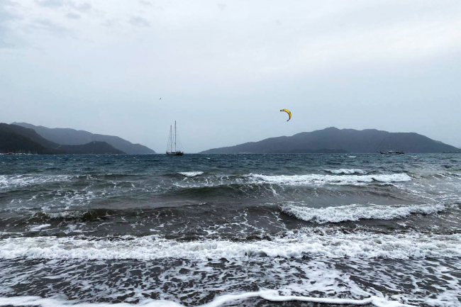 Marmaris'te adrenalin tutkunları keşişlemede sörf yaptı