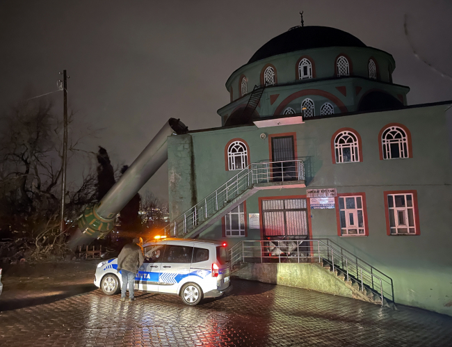 Kocaeli'de fırtına nedeniyle iki caminin minaresi yıkıldı