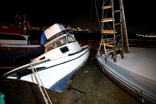 Gemlik'te metrelerce yükselen dalgalar tekneleri batırdı