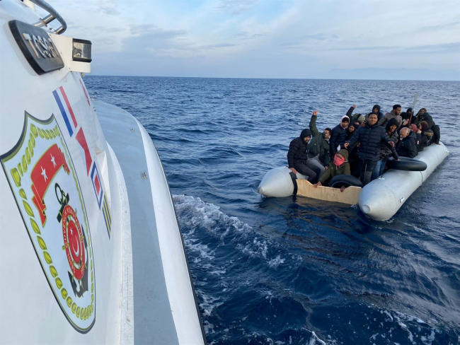 Yunanistan'ın ölüme terk ettiği 65 düzensiz göçmen kurtarıldı