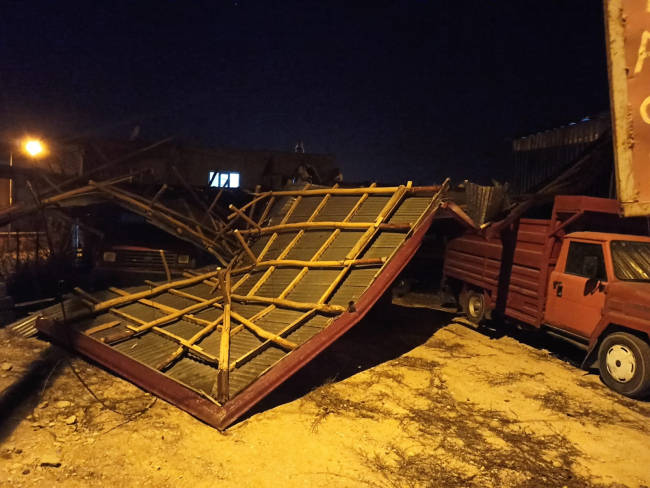 Rüzgarda savrulan çatı kamyonetin üzerine düştü
