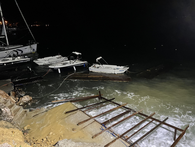 Muğla'da fırtına: Tekneler battı, iskeleler zarar gördü