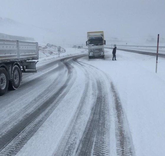 Kars'ı Iğdır ve Ardahan'a bağlayan yollarda ulaşıma kar engeli