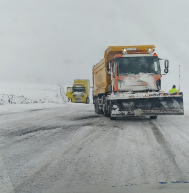 Kars'ı Iğdır ve Ardahan'a bağlayan yollarda ulaşıma kar engeli