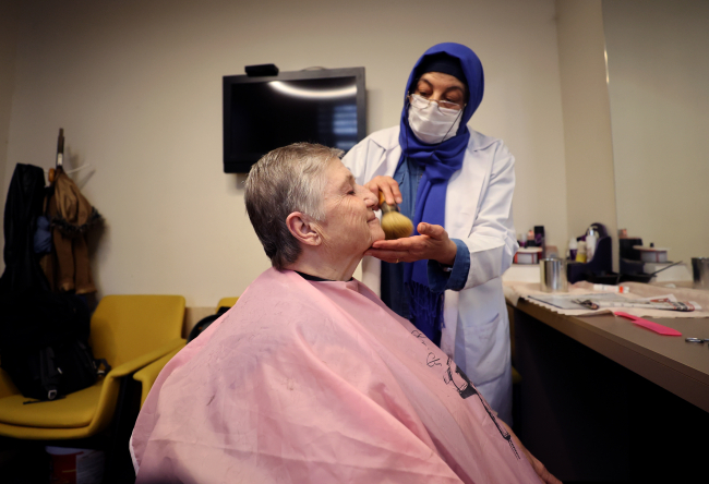 Yaşlıların saçları Darülaceze'nin 15 yıllık gönüllüsüne emanet
