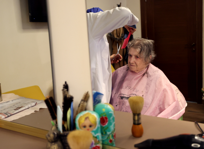 Yaşlıların saçları Darülaceze'nin 15 yıllık gönüllüsüne emanet