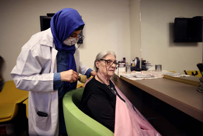 Yaşlıların saçları Darülaceze'nin 15 yıllık gönüllüsüne emanet