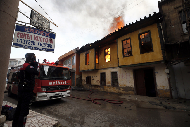 Antalya'da tarihi konak kül oldu