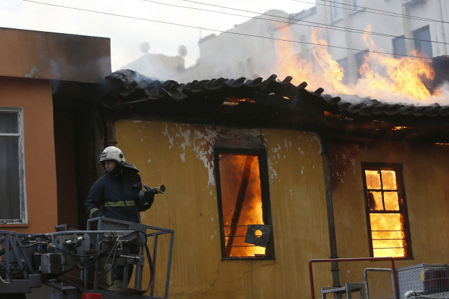 Antalya'da tarihi konak kül oldu