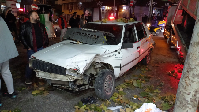 Manisa'da kamyonet ile otomobil çarpıştı: 3 yaralı