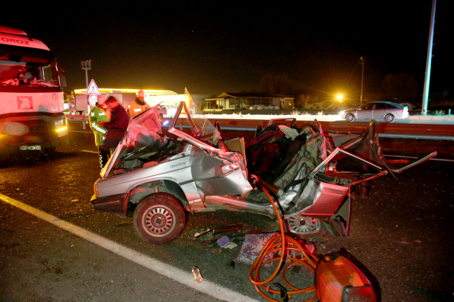 Kayseri'deki kazada karı koca yaşamını yitirdi çocukları yaralandı