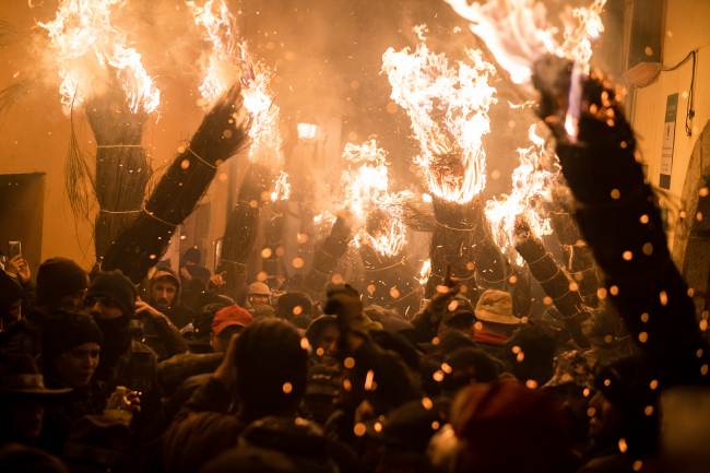 İspanya'daki Los Escobazos Festivali'nde dev süpürgeler ateşe verildi