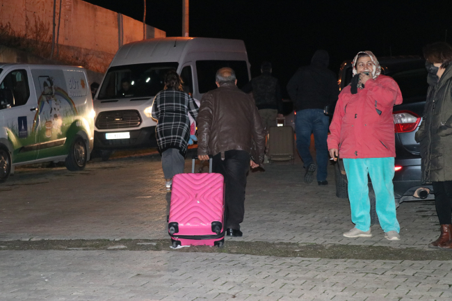 İzmir'de istinat duvarı çöktü: 2 apartman tahliye edildi