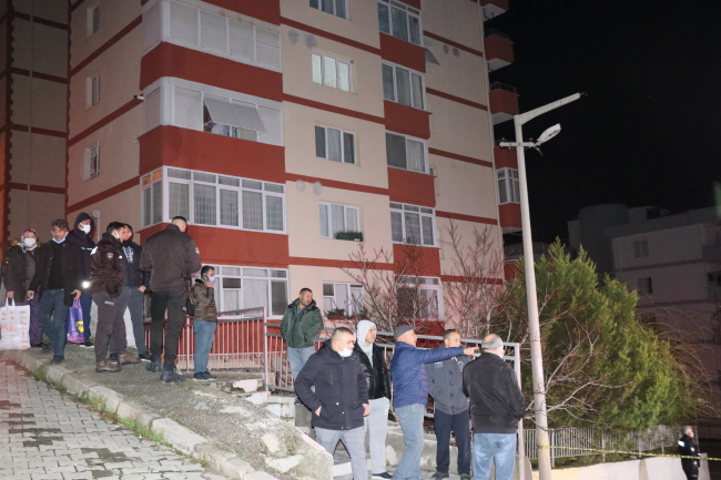 İzmir'de istinat duvarı çöktü: 2 apartman tahliye edildi
