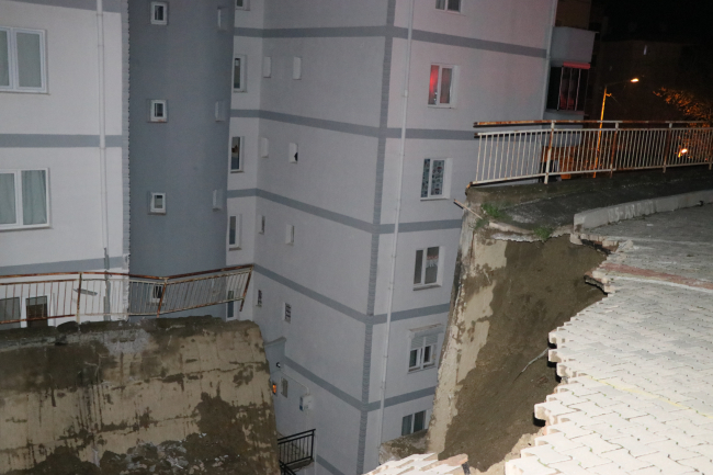 İzmir'de istinat duvarı çöktü: 2 apartman tahliye edildi