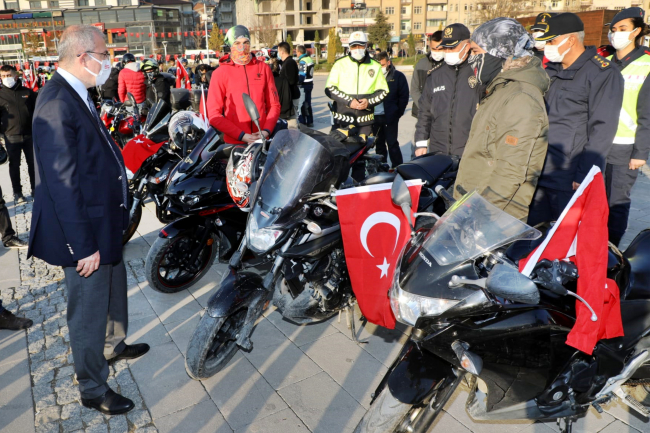 Elazığ'da motosiklet sürücülerine kask dağıtıldı